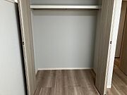 全室収納あり。こちらは先ほどに洋室5帖にクローゼット写真になります。