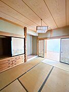 【リフォーム中】リビングです。和室から洋室に変更します。床はフローリング、天井壁はクロス貼替を行います。