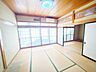 洋室：【リフォーム中】1階7帖洋室の別角度の写真です。クロスの貼替、フローリングの張替、建具の交換を行います。主寝室にもぴったりです。