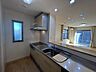 キッチン：【キッチン】別角度から見たキッチンです。対面キッチンなので、お料理中も家族と顔を合わせられますね。
