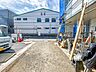 外観：【前面道路】家の前をまっすぐの通りが走っている。クルマは少なく、人々は毎朝、ウォーキング、ジョギング、犬の散歩など、フリーな朝時間を過ごしている。