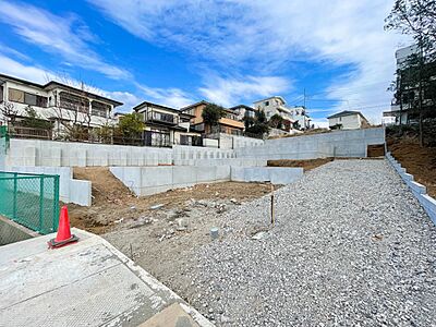 外観：2号棟【前面道路】前面道路は1号棟と2号棟の協定道路。回転道路があるため、駐車の負担も少ないです。