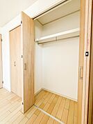 【CL(クローゼット）】  壁面クローゼットのメリットは、衣類が横一列に並ぶためひと目で洋服が選びやすいこと。衣類をたくさんお持ちの方も、限られたスペース内に無理なく収納することができます。…