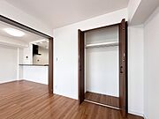 昨今のトレンドになりつつあるのが、広過ぎず、快適すぎない子ども部屋。勉強と寝るだけの部屋にすることで閉じこもりがなくなり、リビングで過ごす時間が増えると言われています。