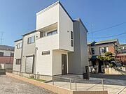 1号棟【外観】堂々たる趣ながら、主張し過ぎずどこか余裕を感じさせるシャープなフォルムで佇む邸宅は、晴天の空と照らし合わせる事で、本来あるべき完成形の姿を見せてくれます。