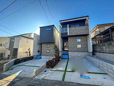 外観：【外観】シンプルモダンな外観/木造2階建て/4LDK/収納タップリ/駐車場1台/ご家族自転車やバイクスペースあり