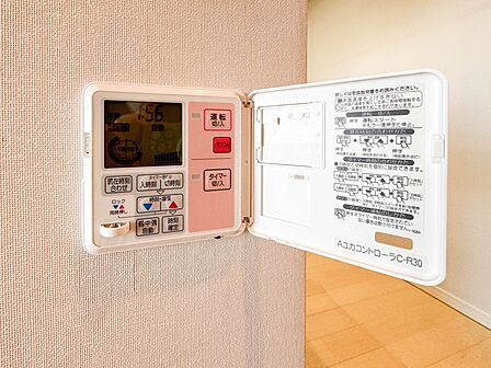 【床暖房】  空気が汚れず、ほこりもでない床暖房は、アレルギーをお持ちのお子さまがいらっしゃるご家庭でも安心してお使いいただける暖房システムです。