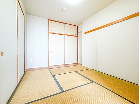 【リビング・和室5帖併設】  和室を上手に活用すると暮らし方の幅が広がります。例えば普段は開け放して、子供の小さいうちはお昼寝や遊びのスペースに。畳はソフトなので転んでもケガをしにくく安心で…