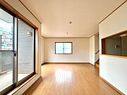 【LDK12帖】シンプルなデザインの家は風情がある。住む人のこだわりを感じる。外観も内装もいたってシンプル。居心地がよく、家事や趣味、子育てなどにも集中できる。家も人間も熟成するほどシンプル…