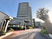 【外観】ここから始まる「日常」はご家族にとってかけがえのない時間となります。少しでも豊かに、快適に。そんな想いから本邸宅は生まれました。　