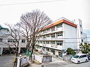 中学校 1700m 大谷口中学校(昭和50年開校。学校の教育目標は、「かしこく、美しく、たくましく」知育、徳育、体育を拡充した目標になっています。新たな試みとして学校ブランドも設定。文武両道…