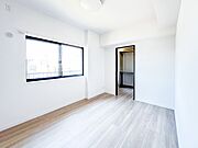 【子供部屋】お子様のお部屋にぴったりなクロークを備えたフローリング仕様の洋室です。