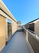 【バルコニー】  バルコニーから差し込む陽光・通風は、住環境・快適性と共に有り続ける貴重な「財産」です。
