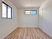 【子供部屋5.2帖】お子様のお部屋にぴったりなクロークを備えたフローリング仕様の洋室です。