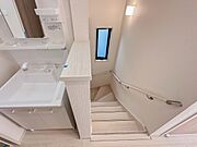 【手すり付階段】手すりがないと階段の昇り降りで危険なことはもちろん、壁に手をつきながら歩くことで壁紙が汚れやすくなります。すべての方に快適に昇り降りしていただくため、手すりを設置しました。