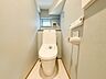 トイレ：1号棟【トイレ】いつも清潔なスペースであってほしいのが毎日使うトイレです。掃除がしやすいのはもちろん、落ち着けるスペースとして機能することも大切です。