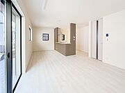 【リビングダイニング】シンプルなデザインの家は風情がある。住む人のこだわりを感じる。外観も内装もいたってシンプル。居心地がよく、家事や趣味、子育てなどにも集中できる。家も人間も熟成するほどシ…