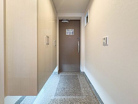 【玄関】居住者の帰りを優しく迎える・安らぎに満ちた生活空間を予感させる。