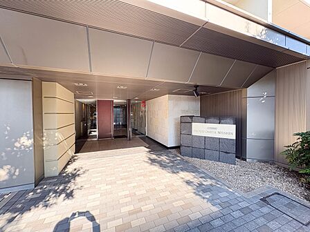 【エントランス】その住居の第一印象となるのがエントランスホールです。訪問されたお客さまをやさしくお迎えします。エントランスホールは、いわば住居の顔です。