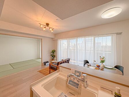 【LDK15.1帖】シンプルなデザインの家は風情がある。住む人のこだわりを感じる。外観も内装もいたってシンプル。居心地がよく、家事や趣味、子育てなどにも集中できる。家も人間も熟成するほどシン…