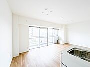 【リビングダイニング】シンプルなデザインの家は風情がある。住む人のこだわりを感じる。外観も内装もいたってシンプル。居心地がよく、家事や趣味、子育てなどにも集中できる。家も人間も熟成するほどシ…