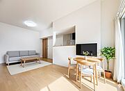 【LDK　13.9帖】内装もいたってシンプル。家事や趣味、子育てにも集中。