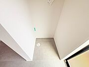 【ランドリースペース】毎日使う洗濯機。しっかりと奥行きのある置き場が確保されています。