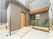 2号棟【玄関】家の顔となる玄関は、高いデザイン性が求められます。高級感と断熱性、防犯性に優れた玄関ドアを標準装備。ピッキング対策のセキュリティサムターン等、防犯に考慮しました。