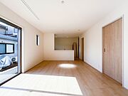 【LDK16帖】整然とした空間演出、快適な理想の暮らしの実現は家のみの拘りではなく、そこで暮らす方々にとって素敵な環境であることも挙げられると思います。四季折々の変化が奏でる鼓動を楽しんで下…