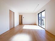 【LDK16帖】木の温もりがやさしいフローリング仕様。明るく広々としたダイニングはとても快適な空間です。