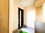 家の玄関は、ご主人の顔と言えます。それだけ玄関の印象は大切。品のある玄関やデザインに凝った玄関や、センスを発揮させましょう。質感のある素材を玄関に使用するのも一つのセンスです。