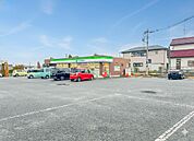 コンビニ 900m ファミリーマート伊奈南店(ファミリーマート伊奈南店(ファミリーマートの強さは、少量のお惣菜を売るファミデリカとドラッグストアと組んだコラボ。サラダを中心にしたヘルシー食材…