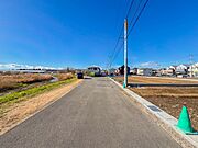 【前面道路-幅員約6ｍ-】家の前をまっすぐの通りが走っている。クルマは少なく、人々は毎朝、ウォーキング、ジョギング、犬の散歩など、フリーな朝時間を過ごしている。