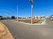 【前面道路-幅員約6ｍ-】家の前は美しい通りになっていますが、クルマが比較的少なく。家のまわりで遊ぶお子さまも安心です。