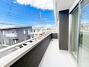 【バルコニー】  バルコニーから差し込む陽光・通風は、住環境・快適性と共に有り続ける貴重な「財産」です。