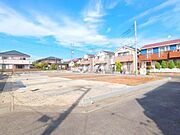 【前面道路】家の前は美しい通りになっていますが、クルマが比較的少なく。家のまわりで遊ぶお子さまも安心です。