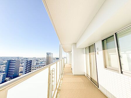 【バルコニー】 バルコニーから差し込む陽光・通風は、住環境・快適性と共に有り続ける貴重な「財産」です。