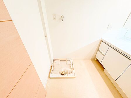 【ランドリースペース】毎日使う洗濯機。しっかりと奥行きのある置き場が確保されています。