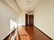【洋室7帖】全室収納付き・大型窓の洋室
