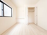 3号棟【洋室4.75帖】充実した生活は伸びやかな居室空間から始まります。快適に・伸びやかに。心の潤いを求める方々へ。