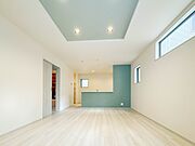 【LDK16帖】リビングにいるお子様と会話をしながら家事ができるカウンターキッチン。いま手があいているか、忙しそうなのか相手の様子を伺いながらコミュニケーションをとる訓練にもなります。