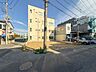 外観：【現地土地写真】陽当りや通風性など各所に施された工夫で住みやすさを実現。部屋の大きさや周辺環境・街並など、資料には掲載していない情報が現地にはたくさんございます。是非ご確認下さい。