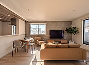 リビングルームの窓を開けると心地よい南風が入ってくる。キッズルームの窓を開けるとやさしい微風が入ってくる。家の中に風の道がある。風を生活の中で体験できる家。
