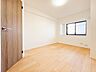 子供部屋：【子供部屋　洋室5.8帖】たっぷりの収納も配備、片付いた空間。陽光も明るく開放的な空間が魅力的
