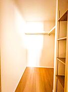 【ウォークインクローゼット】  たくさんの洋服をかけてもシワになりにくいウォークインクローゼット。洋服以外にも、普段使わない家電やスーツケース、ストック品など何でも片付く嬉しい空間です。