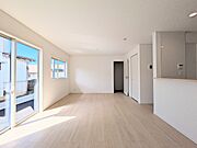 【リビング】  整然とした空間演出、快適な理想の暮らしの実現は家のみの拘りではなく、そこで暮らす方々にとって素敵な環境であることも挙げられると思います。四季折々の変化が奏でる鼓動を楽しんで下…