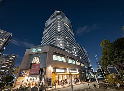 外観：【外観】家族の温かさと陽光の暖かさ、楽しい毎日と明るい未来を予感させる「空間が織り成すひとつ先の住み心地」を演出します。＊CG加工により夜景にしています。
