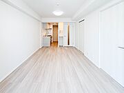 シンプルなデザインの家は風情がある。住む人のこだわりを感じる。外観も内装もいたってシンプル。居心地がよく、家事や趣味、子育てなどにも集中できる。家も人間も熟成するほどシンプルになっていくよう…
