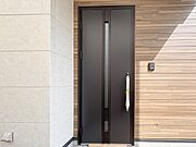 1号棟【玄関】家の顔となる玄関は、高いデザイン性が求められます。高級感と断熱性、防犯性に優れた玄関ドアを標準装備。ピッキング対策のセキュリティサムターン等、防犯に考慮しました。