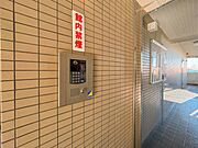 【オートロック】オートロックの最大のメリットは、訪問営業や勧誘を断りやすいこと。玄関前までセールスが来ないため、しつこくされ困ることがありません。住人と関係者しか入れない環境は安心感がありま…